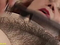 Una abuela experimentada disfruta del sexo duro con una peluquera gordita, ignorando sus súplicas de un tratamiento más suave.