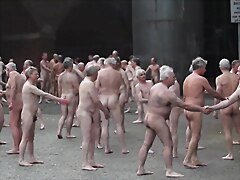 Matriarcas britânicas se deleitam com nudez, desfrutando de prazeres carnais com fervor e equilíbrio.